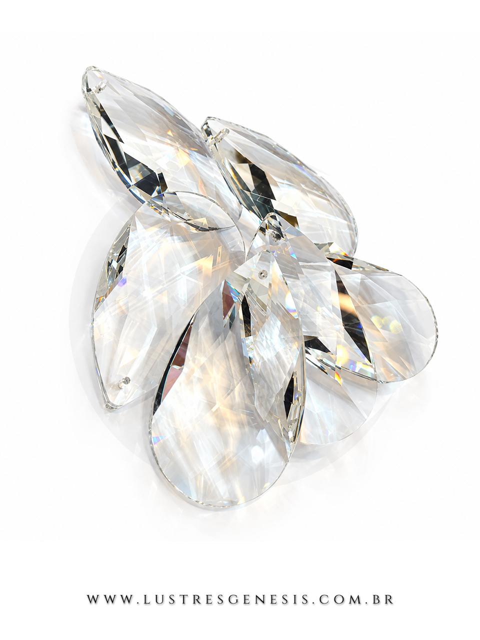 Amêndoa de cristal K9 para lustre e Feng Shui em tamanho de 63mm sobre fundo preto. Lustres Gênesis loja online de Lustres e Iluminação Decorativa